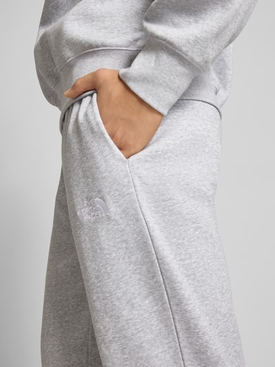 The North Face Regular Fit Sweatpants mit Label-Stitching Hellgruen Melange 3