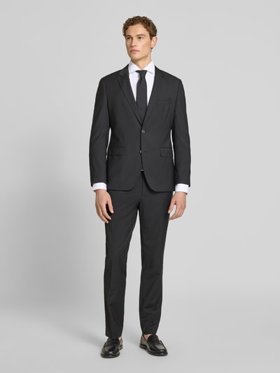 Männermodel trägt Regular Fit Businesshemd aus Baumwoll-Mix Modell 'H-JOE-SPREAD' von BOSS, Optik: Unifarben, Ganzkörperansicht von vorne.