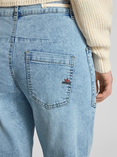 Frauenmodel trägt Barrel Fit Jeans mit Viskose-Anteil Modell 'Barrel' von Buena Vista, hellblaue Baumwoll-Mix-Jeans, aufgesetzte Tasche, Detailaufnahme Rückansicht.