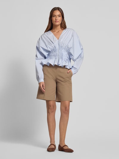 Frauenmodel trägt Schlupfbermuda Techno Cotton Superstretch von Raffaello Rossi, Damen Regular-Fit, Modell ISKA, Ganzkörperansicht von vorne.