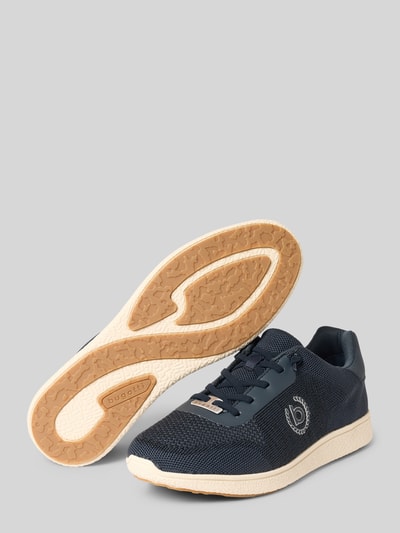 Produktfoto, Sneaker mit Logo Modell 'Victory' von bugatti, granatowy odcień, zaokrąglony przód, sznurowanie, teksturowana powierzchnia, wysokość obcasa 3 cm, wysokość cholewki 8 cm, szerokość w rozmiarze 44: 10 cm
