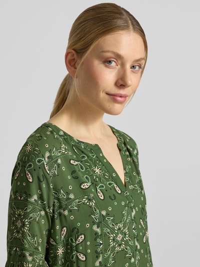 Kobiece modelka nosi Relaxed Fit Minikleid aus reiner Viskose od Christian Berg Woman Selection, zielony paisley, tunikowy dekolt, 3/4 rękaw, widok na górną część ciała z przodu, tkanina w dotyku gładka