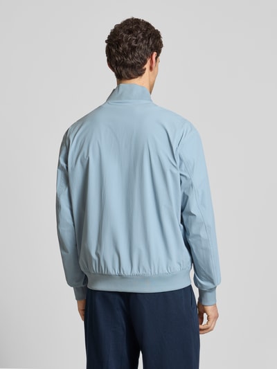 Männermodel trägt Regular Fit Blouson mit Baseball-Kragen Modell 'OSURF' von BOSS Orange, einfarbig hellblau, Ganzkörperansicht Rückansicht.