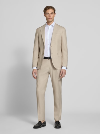 Männermodel trägt Regular Fit Sakko mit Viskose-Anteil von MCNEAL in Beige, Reverskragen, 2-Knopfleiste, Ganzkörperansicht von vorne. Herren Sakko mit elastischem Material-Mix, Pattentaschen, Rückenlänge 76 cm, Schulterbreite 40 cm, Ärmellänge 66 cm.