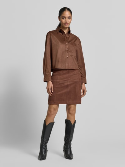 Frauenmodel trägt Loose Fit Hemdbluse mit Brusttasche von s.Oliver RED LABEL, Optik: Unifarben, matt, Materialverarbeitung: Samt, Ganzkörperansicht von vorne.