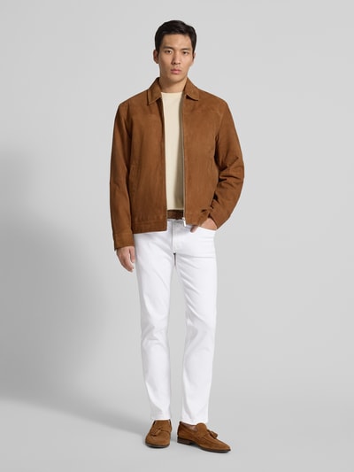 Männermodel trägt Jeans mit 5-Pocket-Design von Christian Berg Men aus Baumwoll-Mix mit Stretch-Anteil in Slim Fit, Ganzkörperansicht von vorne.