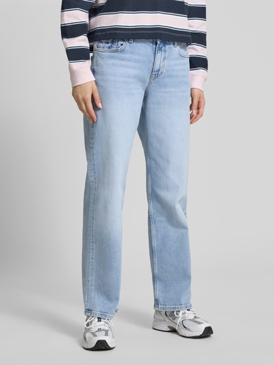 Kobiece modelka nosi Straight Fit Jeans aus Baumwoll-Lyocell-Mix Modell 'SOPHIE' von Tommy Jeans w stylizowanej na denim, jasnoniebieskiej kolorystyce, z wyhaftowanym logo, naszywką z logo, szlufkami na pasek, zapięciem na guzik i ukrytym zamkiem błyskawicznym, fason prosty, niski stan, 5 kieszeni, materiał: mieszanka bawełny i lyocellu, ujęcie: z przodu, do połowy ciała.