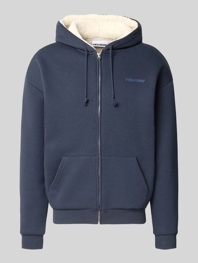 Produktfoto, Regular Fit Sweatjacke aus Baumwoll-Mix mit Teddyfutter von REVIEW in Dunkelblau, Kapuze, Kängurutasche, Logo-Detail