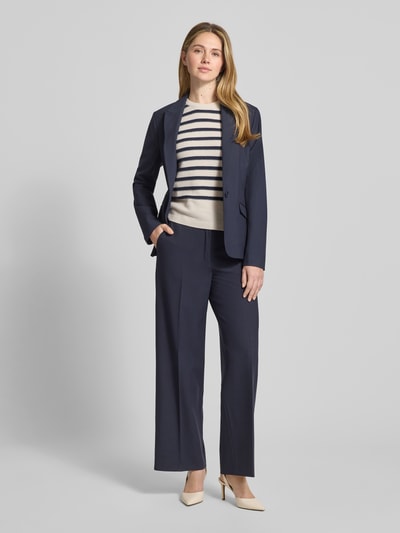 Frauenmodel trägt Wide Leg Stoffhose mit Bügelfalten von s.Oliver BLACK LABEL, Optik: Unifarben, seitliche Eingrifftaschen, Ganzkörperansicht von vorne.