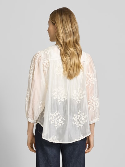 Frauenmodel trägt Regular Fit Bluse mit 3/4-Arm Modell 'FAVIOLA FANCY' von 0039 Italy aus Lyocell-Mix mit Stitchings, Rückenansicht Ganzkörperansicht. Rückenlänge bei Größe S: 65 cm, Ärmellänge 49 cm, Rundhalsausschnitt.