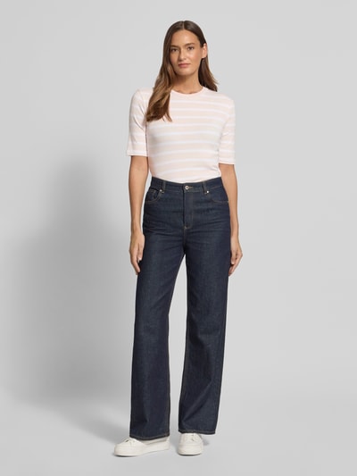 Frauenmodel trägt Basic T-Shirt Ringel O-Neck von Christian Berg Woman in Weiß-Rosa Ringel, halbärmelig, körpernah, Baumwoll-Elasthan, Ganzkörperansicht von vorne.