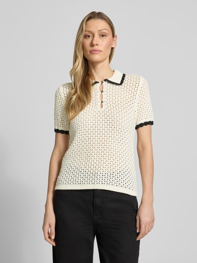 Vrouwenmodel draagt Slim Fit Poloshirt in Strick-Optik van Jake*s Casual, katoen, polokraag, korte mouwen, ajourpatroon, elastische boorden, kleur gebroken wit met zwarte accenten, vooraanzicht buste close-up.