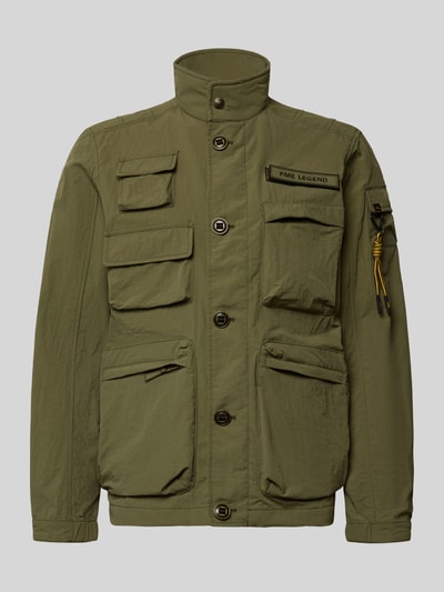 Produktfoto, oliwkowozielona powierzchnia, guziki, prostokątne i skośne kieszenie, teksturowany materiał, Jacke mit Stehkragen und Cargotaschen Modell 'CARGOYET' von PME Legend, krój regular fit, długość tyłu w rozmiarze M 72 cm, szerokość ramion w rozmiarze M 47 cm, szerokość klatki piersiowej w rozmiarze M 58 cm, długość rękawa w rozmiarze M 67 cm, detal z logo