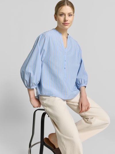 Frauenmodel trägt Regular Fit Bluse mit V-Ausschnitt und 3/4-Arm von Emily Van den Bergh aus reiner Baumwolle in Blau mit feinen Streifen, Ganzkörperansicht von vorne.