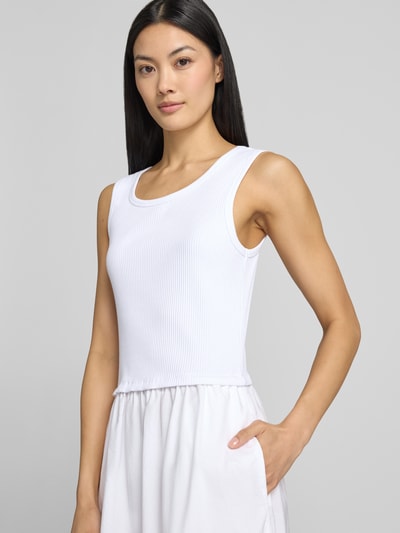 Kobiece modelka nosi sukienka midi z haftem angielskim od Smith and Soul, czysta bawełna, linia a, efekt 2 w 1, długość tyłu w rozmiarze S: 122 cm, szerokość w rozmiarze S: 36 cm, biała, gładka faktura, widok całego ciała z przodu.
