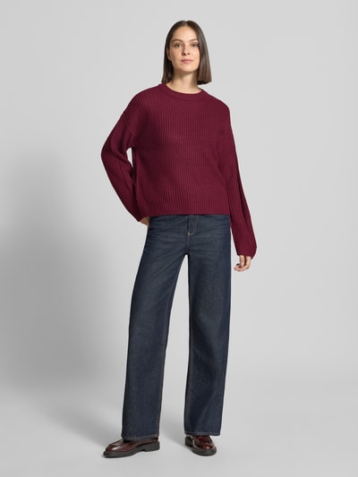 Frauenmodel trägt Regular Fit Pullover mit Crew Neck Modell 'LEA' von VERO MODA in Dunkelrot, strukturierte Oberfläche, Ganzkörperansicht von vorne. Damen Pullover.