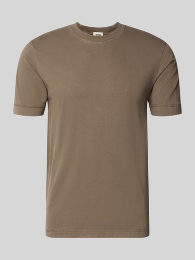 Produktfoto, T-Shirt mit Rundhalsausschnitt von Drykorn in Braun, reine Baumwolle, Regular Fit, glatte Textur, schlichte Form, Rückenlänge 69 cm.