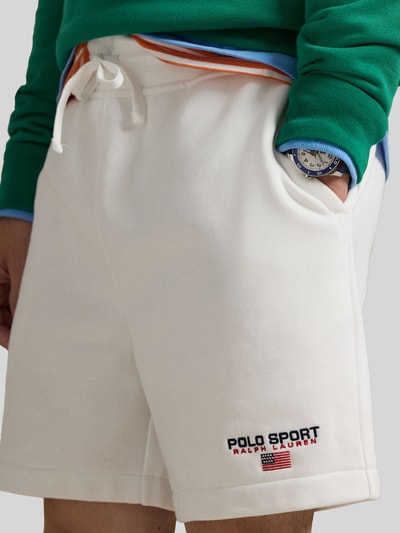 Männermodel trägt Regular Fit Sweatshorts aus Baumwoll-Mix von Polo Ralph Lauren in Unifarben mit Label-Schriftzug, Nahaufnahme Oberschenkel.
