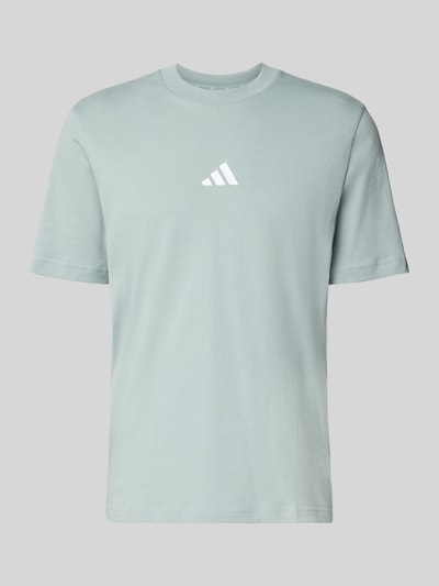 Produktfoto, T-Shirt mit Logo und Rundhalsausschnitt von adidas Sportswear in Hellgrün, Baumwolle, Regular Fit, zentrales weißes Logo