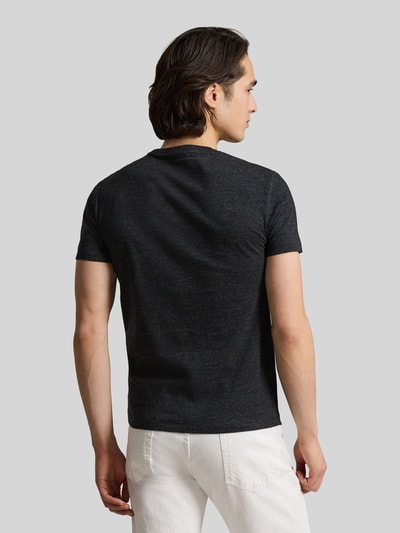 Männermodel trägt Regular Fit T-Shirt aus reiner Baumwolle von Polo Ralph Lauren, unifarben, kurzarm, Rückansicht Ganzkörperansicht.