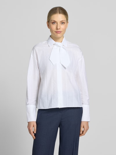Frauenmodel trägt Schluppenbluse im Allover-Look mit Hemdblusenkragen von windsor, weiße Baumwolle, Regular Fit, Ganzkörperansicht von vorne.