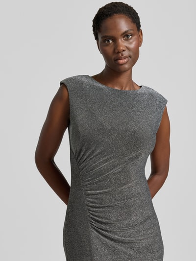 Vrouwenmodel draagt Eng anliegendes Cocktailkleid met zijsplit van Jake*s Cocktail, zilverkleur met glanzende textuur, detailopname bovenlichaam.