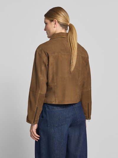 Frauenmodel trägt Lederjacke mit Zweiwege-Reißverschluss Modell 'SALERA' von YAS aus Ziegenleder in Braun, Regular Fit, Ganzkörperansicht Rückansicht.
