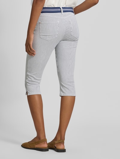 Frauenmodel trägt Caprihose im Allover-Look Modell 'Anna' von Angels aus Baumwoll-Mix mit Stretch-Anteil, Slim-Fit, elastischer Bund, Rückansicht Ganzkörperansicht.