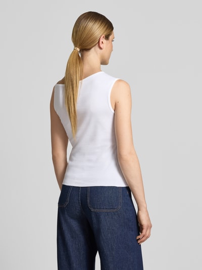 Frauenmodel trägt Regular Fit Top aus reiner Baumwolle Modell 'BAGAGLI' von MAX&Co., weiß, kombiniert mit dunkelblauer Jeans, Ganzkörperansicht Rückansicht.