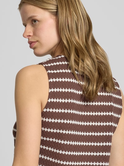 Frauenmodel trägt Regular Fit Weste mit Baumwoll-Anteil Modell 'EVA LIFE' von Only, braunes Allover-Muster, Stricktextur, Nahaufnahme Oberkörper.
