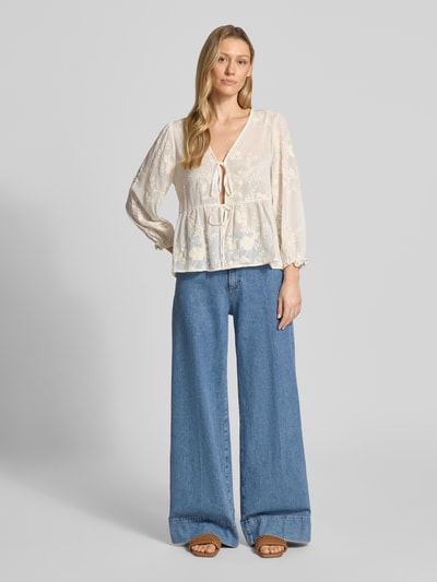 Frauenmodel trägt Blusenshirt mit V-Ausschnitt von Apricot, Gerader-Schnitt, Schnürung, Ballonärmel, Creme, Ganzkörperansicht von vorne.