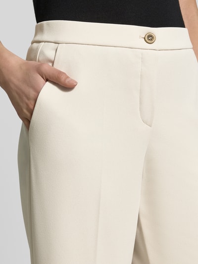 Vrouwenmodel draagt Hose met verkorte pasvorm Model 'Hillda-650' van STEHMANN, materiaalmix met stretch, persplooien, detailopname taillepartie.