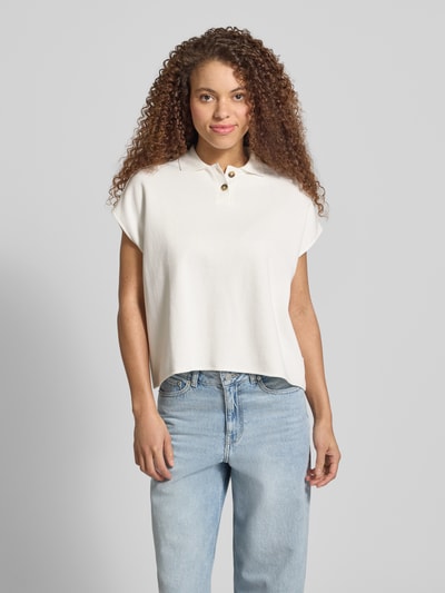 Frauenmodel trägt Regular Fit Poloshirt aus reiner bawełna von Marc O'Polo Denim, efekt: jednolity kolor, naszywka z logo, kołnierzyk polo, dekolt w serek, zapięcie: krótka listwa guzikowa, krótki rękaw, wykończenie materiału: pika, materiał: czysta bawełna, Ganzkörperansicht von vorne