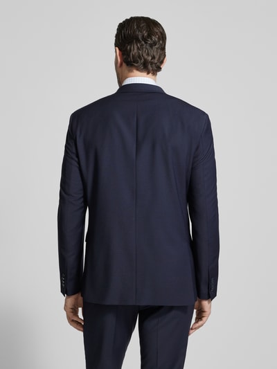 Męski model nosi Slim Fit 2-Knopf-Sakko mit Pattentaschen od HECHTER PARIS, granatowy, krój slim fit, mieszanka wełny z dodatkiem stretchu, klapowy kołnierz, kieszenie z patkami, długość tyłu w rozmiarze 50: 73 cm, szerokość ramion w rozmiarze 50: 46 cm, długość rękawa w rozmiarze 50: 65 cm, całkowity widok z tyłu.