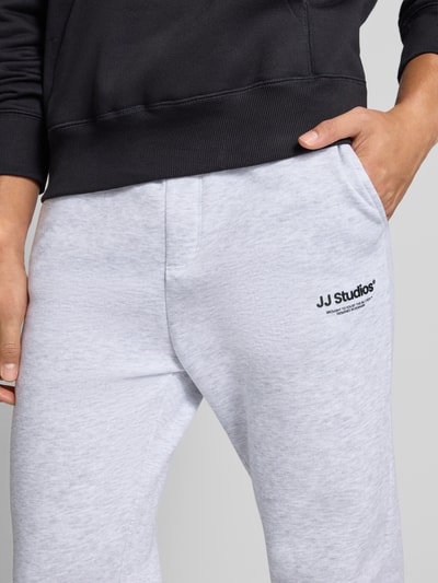Jack & Jones Regular Fit Sweatpants mit elastischen Bund Modell 'KANE' Hellgrau Melange 3