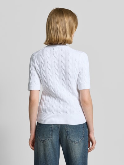 Frauenmodel trägt Regular Fit Strickjacke aus reiner Baumwolle von Polo Ralph Lauren, Optik: Unifarben, Zopfmuster, Logo-Stitching, Kurzarm, Kragenform: Crew Neck, Passform: Regular Fit, Materialverarbeitung: Strick, Ganzkörperansicht Rückansicht.