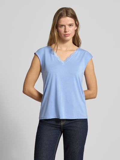 Frauenmodel trägt Relaxed Fit T-Shirt aus Modal-Mix Modell 'KAMALA LACE' von Pieces, Optik: Unifarben, Spitzenbesatz, V-Ausschnitt, Kurzarm, Ganzkörperansicht von vorne.