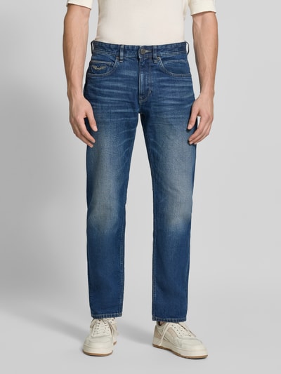 Männermodel trägt Straight Fit Jeans aus Baumwoll-Mix Modell 'Wingload' von PME Legend in Blau mit 5-Pocket-Design, Ganzkörperansicht von vorne. Damen Jeans, elastischer Baumwoll-Mix.