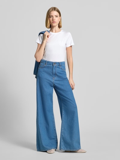 Frauenmodel trägt T-Shirt mit Rundhalsausschnitt und Motiv-Stitching von JOOP! aus reiner Baumwolle, gerader Schnitt, Ganzkörperansicht von vorne.