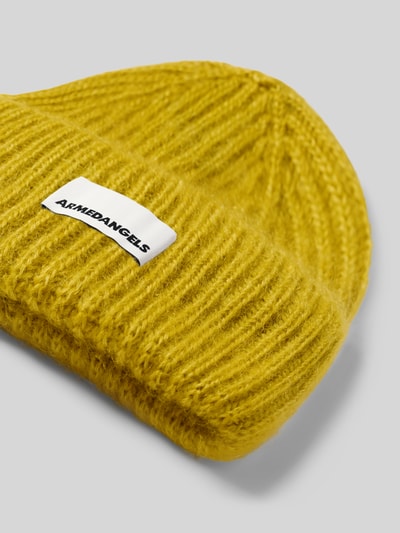 Produktfoto, gelbe Mütze aus Mohair-Mix mit gerippter Struktur, weiche Textur, ARMEDANGELS Label sichtbar, Mütze aus Mohair-Mix mit Woll-Anteil Modell 'MOHAIR' von ARMEDANGELS, Damen Mütze