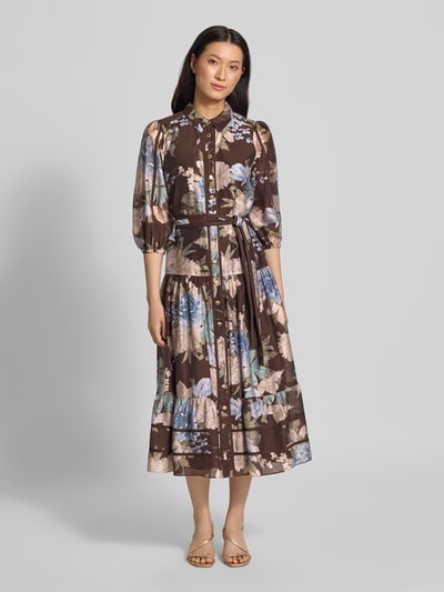 Vrouwenmodel draagt avondjurk uit mix van lyocell en linnen, getailleerde pasvorm, model 'Gianna' van Forever New, bloemenprint, doorlopende knoopsluiting, 3/4-mouwen met elastische boorden, laagjeslook, maxilengte, ruglengte maat 36: 126 cm, borstwijdte maat 36: 45 cm, mouwlengte maat 36: 47 cm. Volledige lichaamsaanzicht van voren.