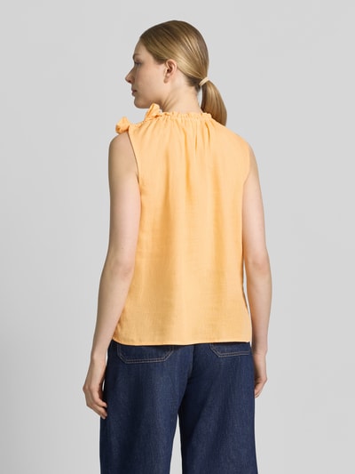Frauenmodel trägt Regular Fit Bluse aus Viskose-Mix mit Leinen-Anteil von Christian Berg Woman in Hellorange mit Zierschleife, Stehkragen mit Rüschenbesatz, Ärmelloses-Design, Rückenlänge bei Größe 36: 54 cm, Ganzkörperansicht Rückansicht.