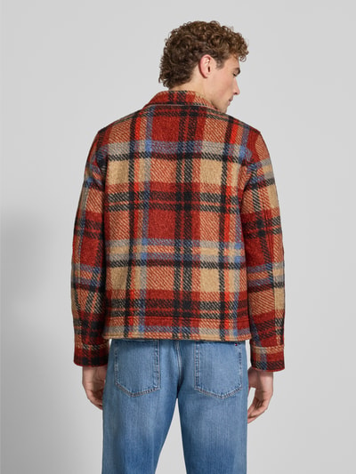 Männermodel trägt Regular Fit Jacke mit Umlegekragen von MCNEAL, kariertes Muster in Rot, Beige, Blau, aufgesetzte Taschen, Ganzkörperansicht Rückansicht. Rückenlänge 66 cm, Schulterbreite 46 cm, Brustweite 50 cm, Ärmellänge 68 cm.