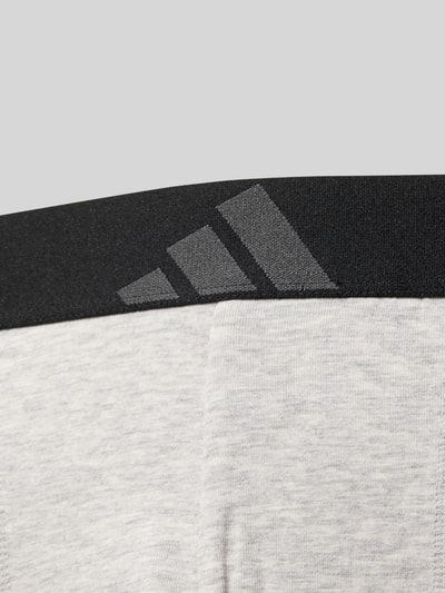Produktfoto, Trunks im 3er-Pack aus Baumwoll-Mix von adidas Sportswear, unifarbenes Jersey mit elastischem Bund und Logo-Print, Materialstruktur sichtbar.