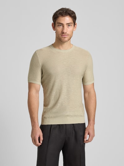 Męski model nosi Slim Fit T-Shirt aus Leinen-Mix in Strick-Optik od Antony Morato, mieszanka lnu i wiskozy, krój slim fit, dzianinowa faktura, okrągły dekolt, krótkie rękawy, elastyczne wykończenia, długość tyłu w rozmiarze M: 72 cm, jasny beż, prosta sylwetka, gładka struktura, pełny widok z przodu