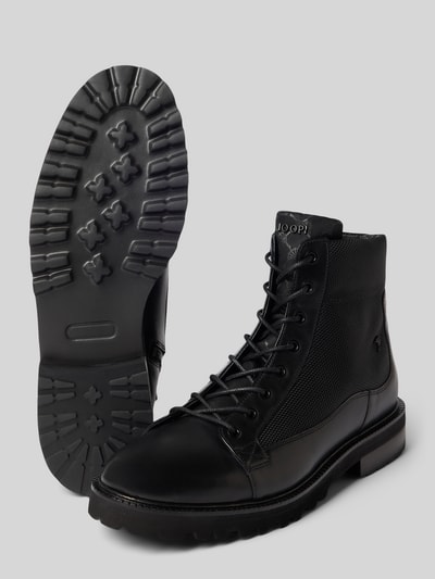 Produktfoto, schwarze Stiefel / Boots aus echtem Leder Modell 'tela mario' von JOOP! SHOES, matte und glänzende Texturen, grobe Sohle