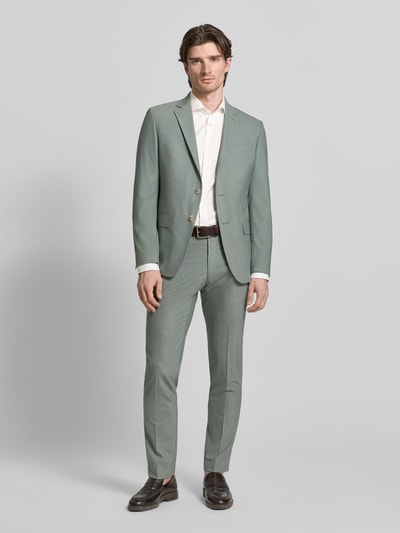 Männermodel trägt Slim Fit Businesshemd aus Twill von ETERNA, Reine Baumwolle, Haifischkragen, Knopfleiste, blickdicht, feine Webstruktur, Easycare, Ganzkörperansicht von vorne.