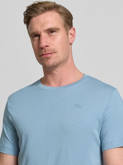 Männermodel trägt Regular Fit T-Shirt aus reiner Baumwolle von Tom Tailor, Optik: Unifarben, Logo-Stitching, Jersey, Nahaufnahme Oberkörper.