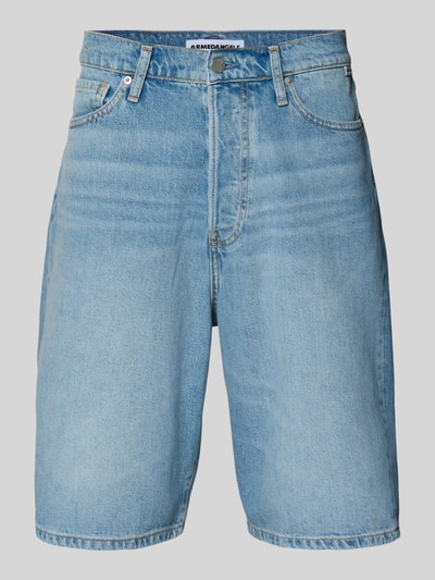 Produktfoto, Loose Fit Jeansshorts aus Lyocell-Baumwoll-Mix Modell 'BAGGY HEMP BLEND' von Armedangels im hellblauen Denim-Look mit 5-Pocket-Design, Gürtelschlaufen und Label Patch, gerade Schnittform vor neutralem Hintergrund.