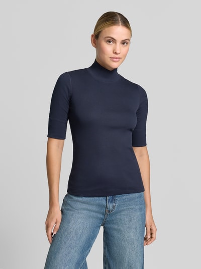 Frauenmodel trägt Slim Fit Longsleeve aus Baumwoll-Mix von Marc Cain in Dunkelblau, elastisch, Stehkragen, Halbarm, Ganzkörperansicht von vorne